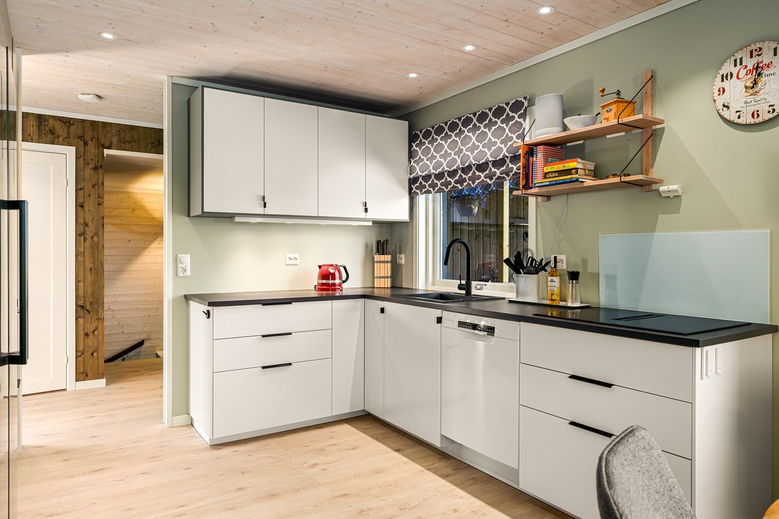 Kjøkkenet er nytt fra 2024 og fremstår både lekkert og praktisk, med stilren innredning fra IKEA i lyse, glatte fronter som gir et moderne og luftig uttrykk. Galleribilde