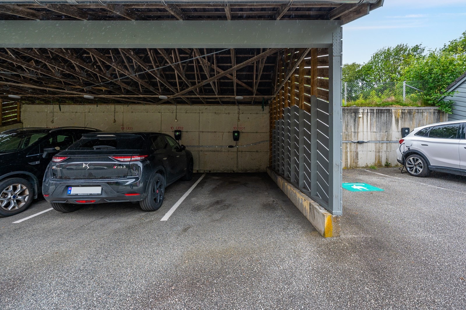 Leiligheten disponerer parkeringsplass i carport. Galleribilde