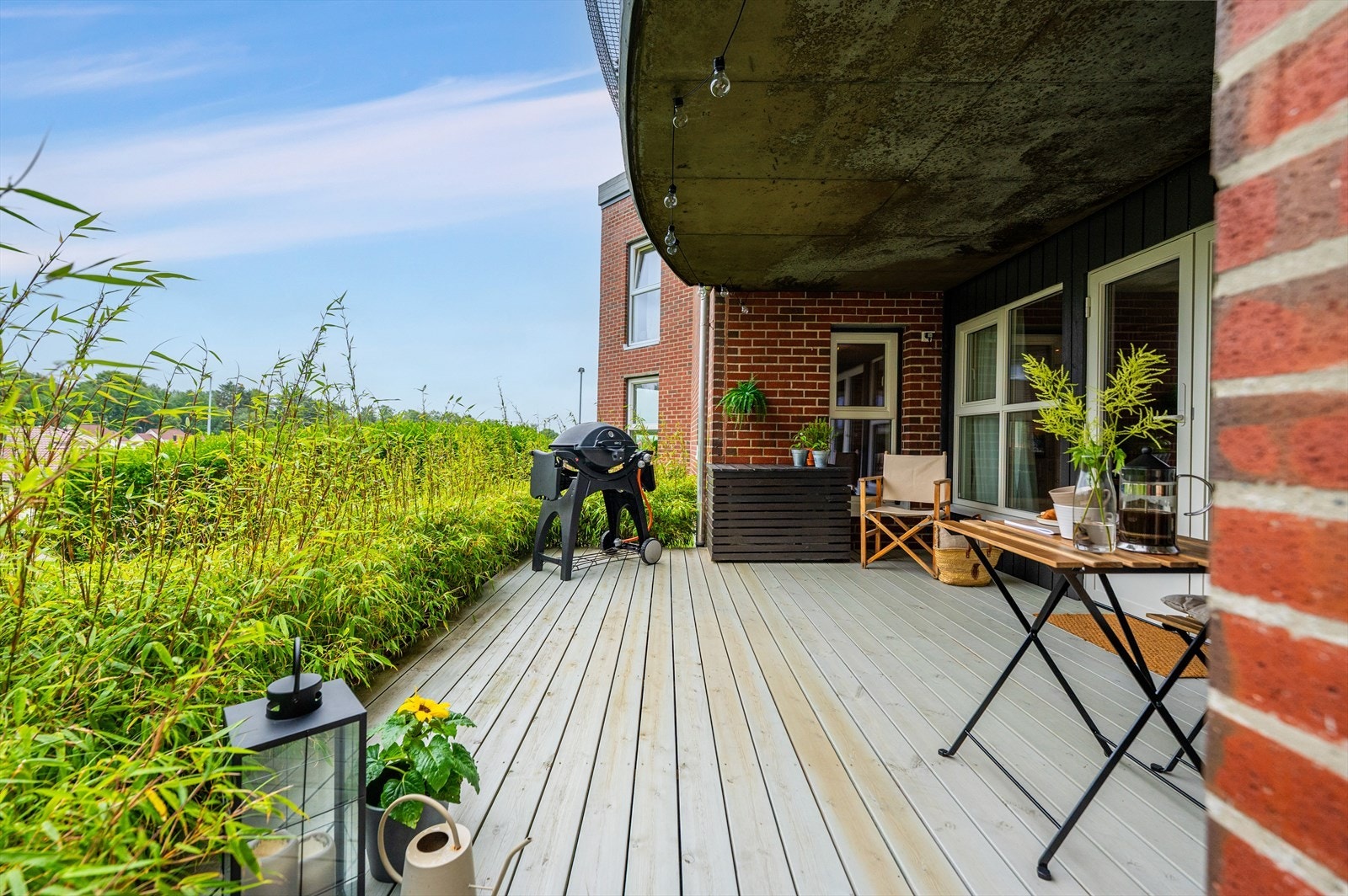 Terrasse med god plass til utemøbler og grill. Galleribilde