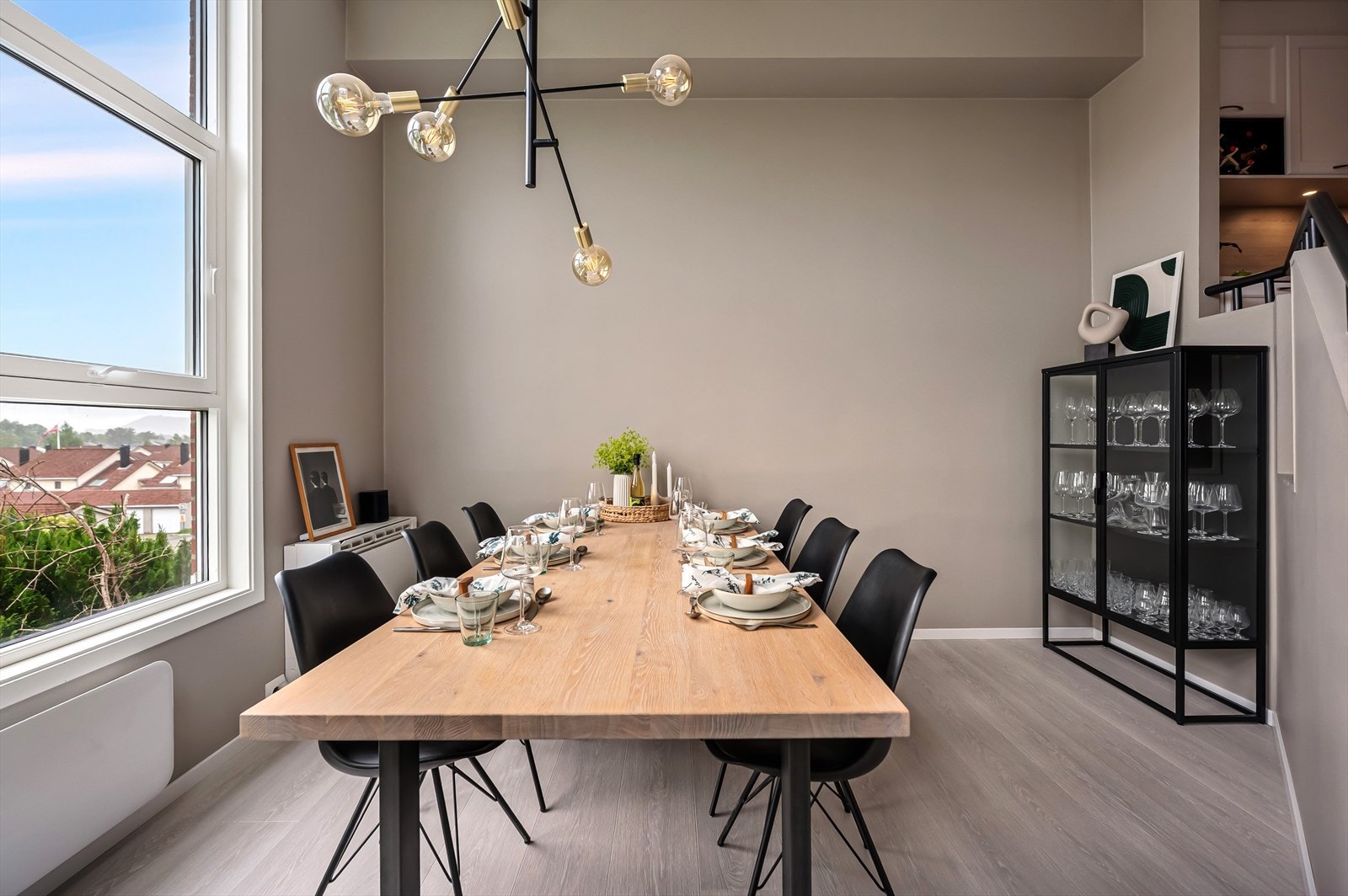 Godt med lysinnslipp fra flere store vindusflater. Galleribilde