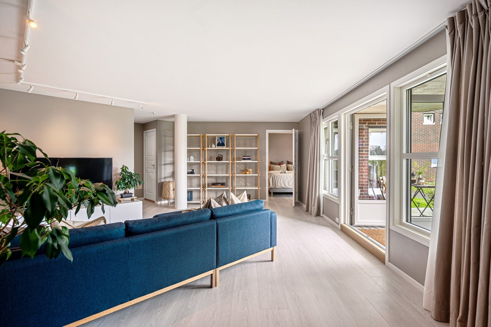 Lys og lekker stue med store vindusflater som slipper inn mye naturlig lys og som skaper en ekstra god romfølelse. Galleribilde