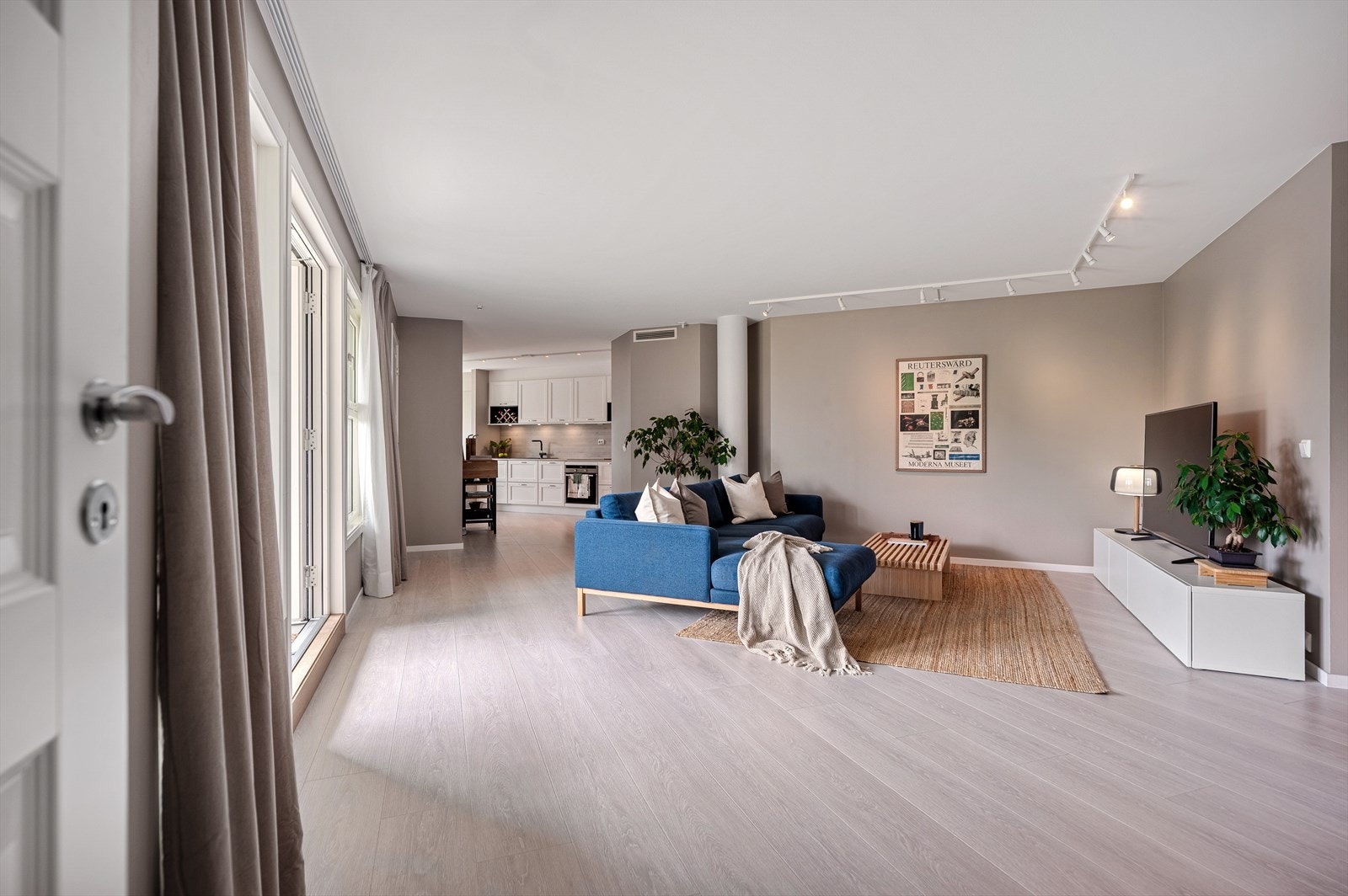 Leiligheten har god standard med lyst og fint gulv og nøytrale fargevalg på veggene. Galleribilde
