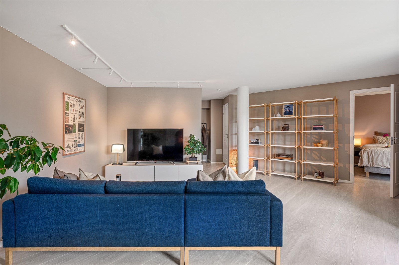Stuen har fin planløsning som gjør at du enkelt kan innrede med både sofa- og sittegrupper. Galleribilde