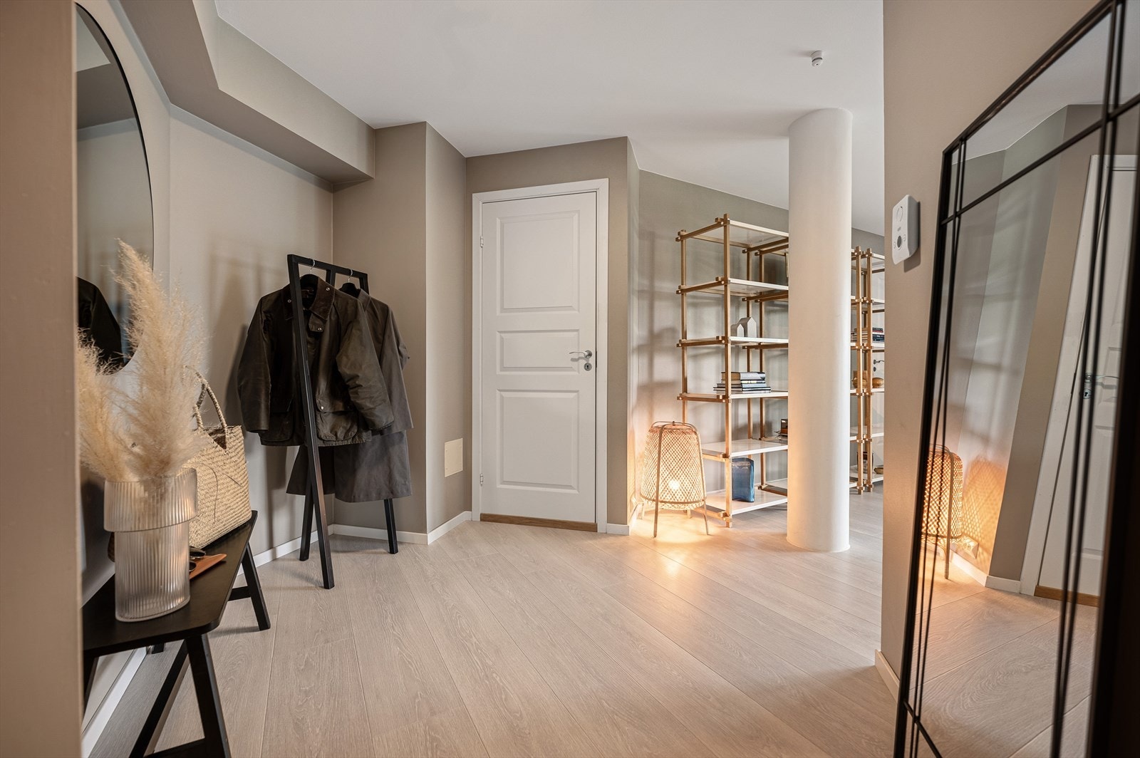 Her ønskes du velkommen inn i en stor og romslig gang med plass til å henge fra seg yttertøy og sko. Galleribilde