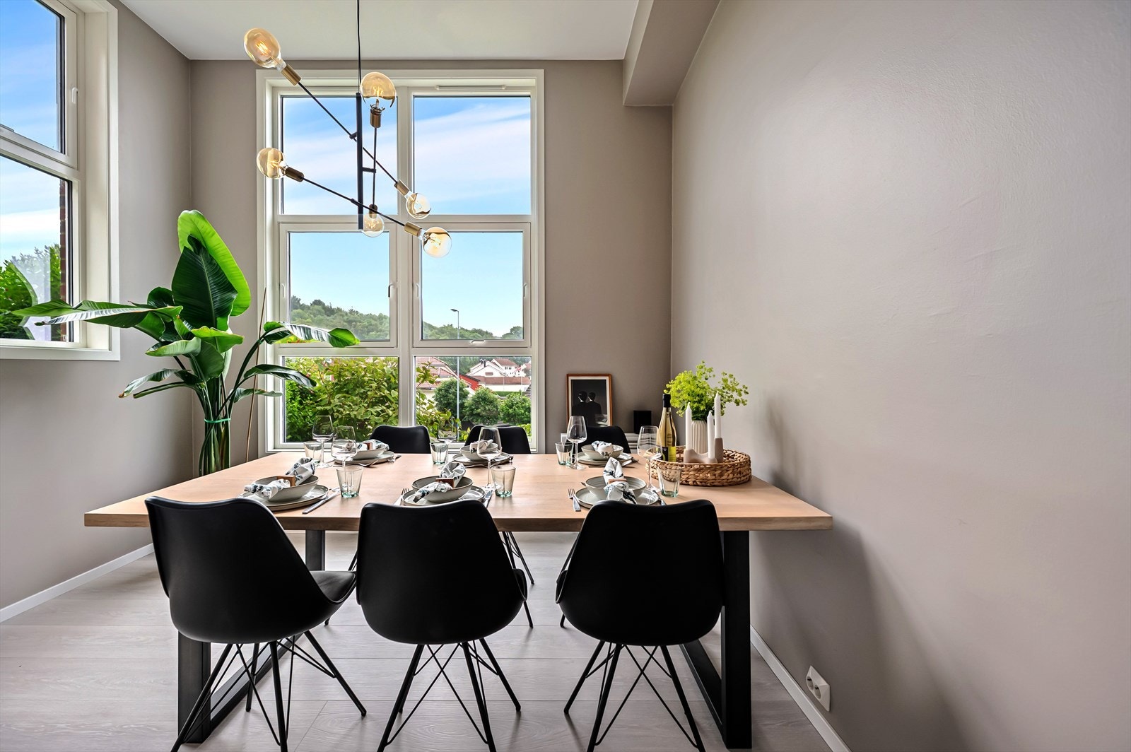 Egen spisestue med plass til spisebord- perfekt for både hverdagsmiddager og hyggelige sammenkomster. Galleribilde