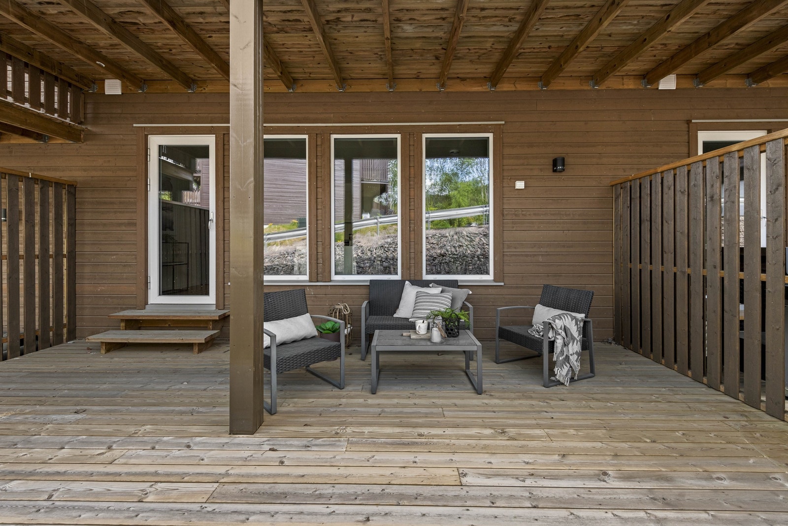 Stor terrasse rett ut fra stuen. Galleribilde