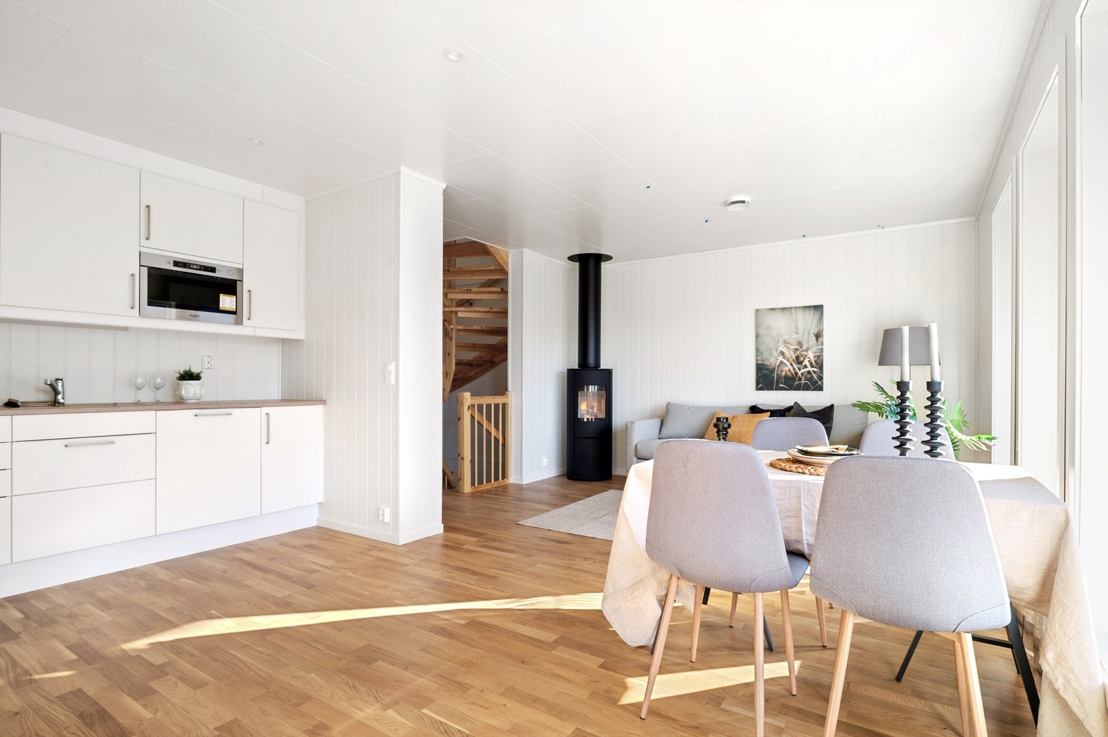 Illustrasjons bilde av ett tilsvarende kjøkken. Kjøkkenet i 6A er det ikke mikro, det er skuffer i det benkeskapet til høyre. Galleribilde