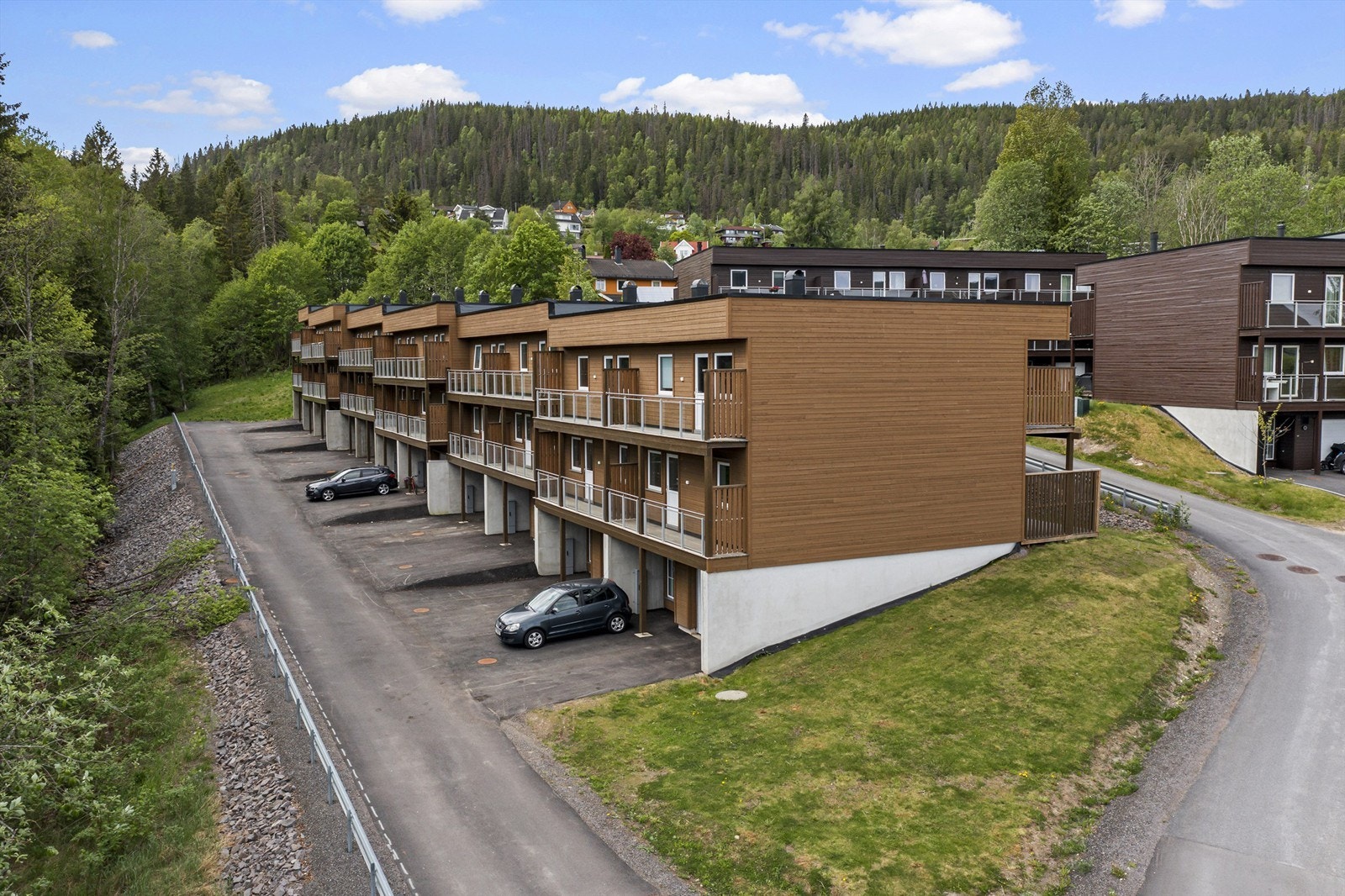 Grindbråtan 6a ligger som rekkehus nr 4 i rekken. Galleribilde