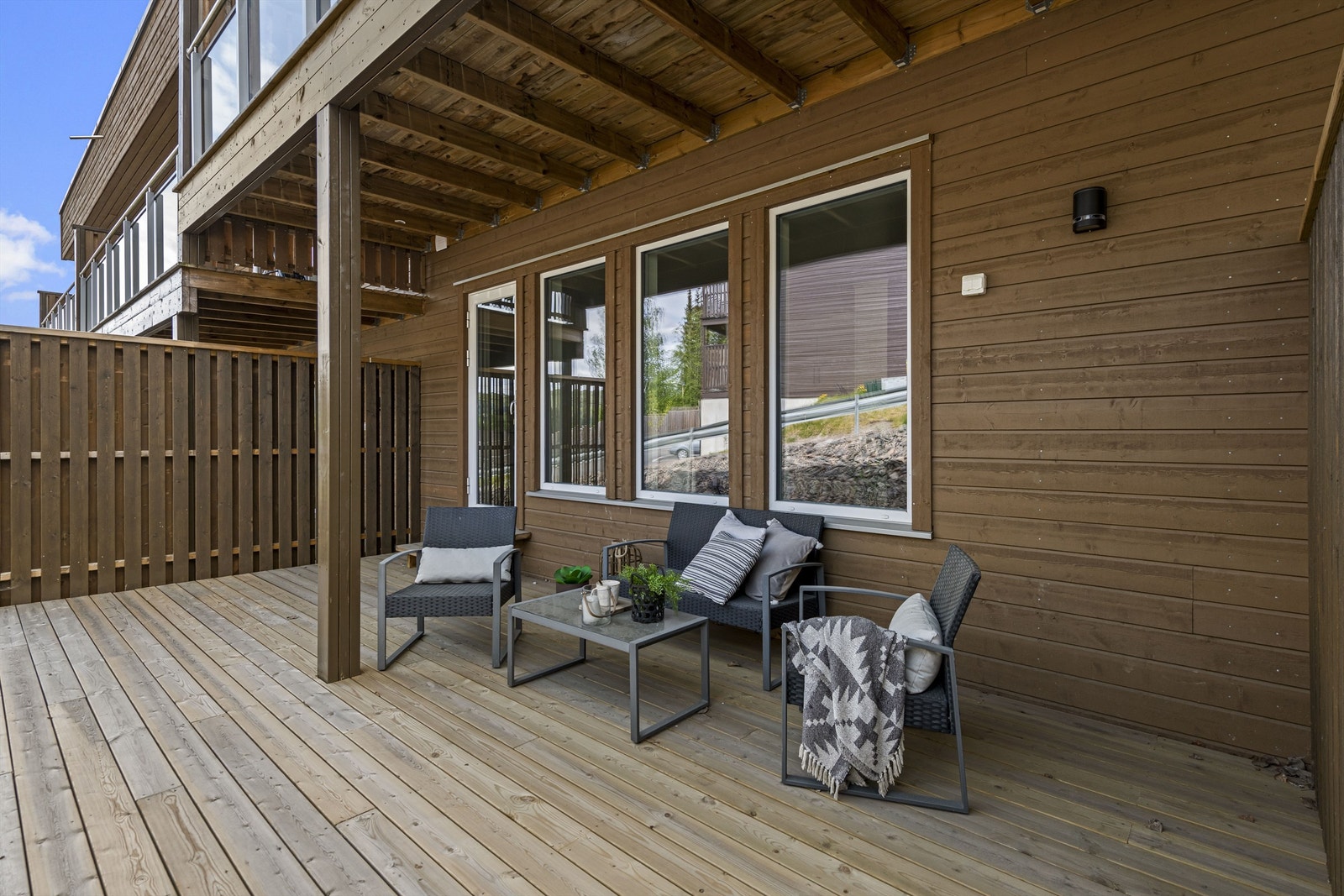 Stor terrasse rett ut fra stuen. Galleribilde