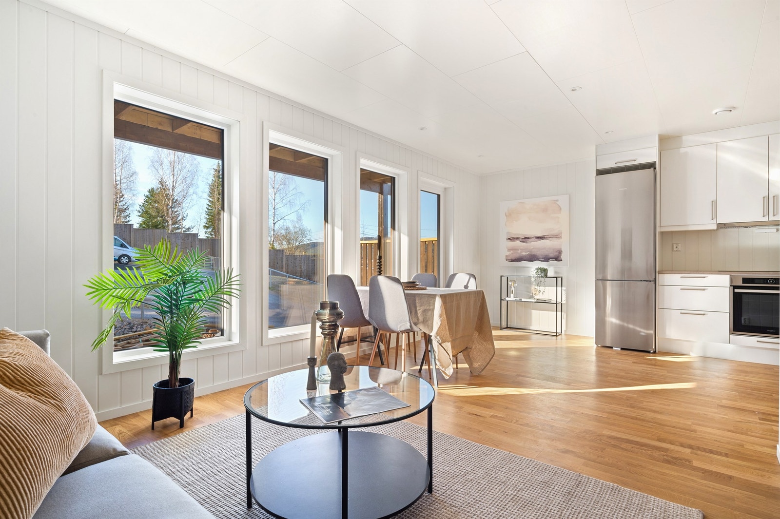 Luftig stue med utgang rett ut på en plating Galleribilde