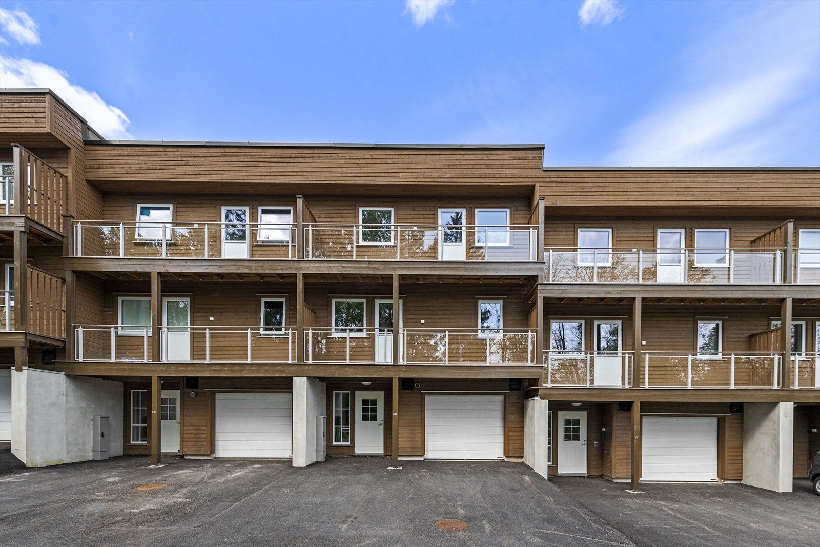 Velkommen til Grindbråtan 6A, rekke hus over 3 etasjer med garasje i kjeller. Galleribilde