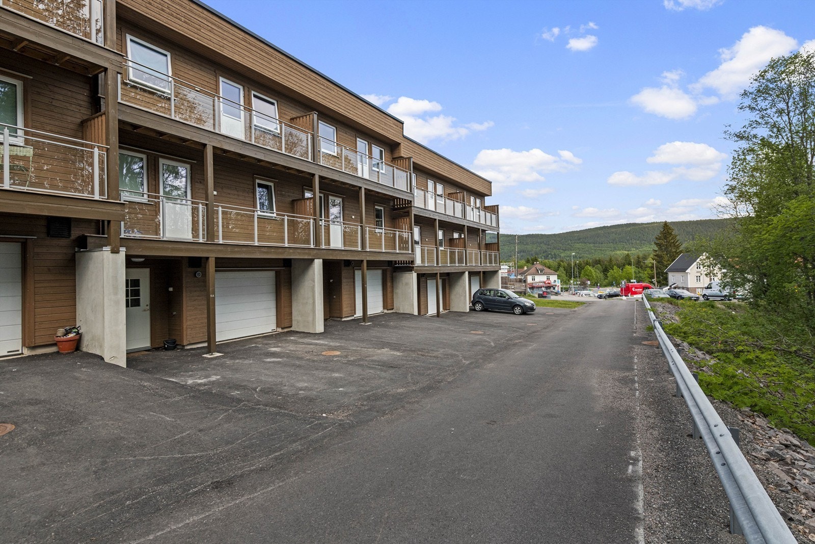 Rekkehuset er det til venstre i bilde. Galleribilde