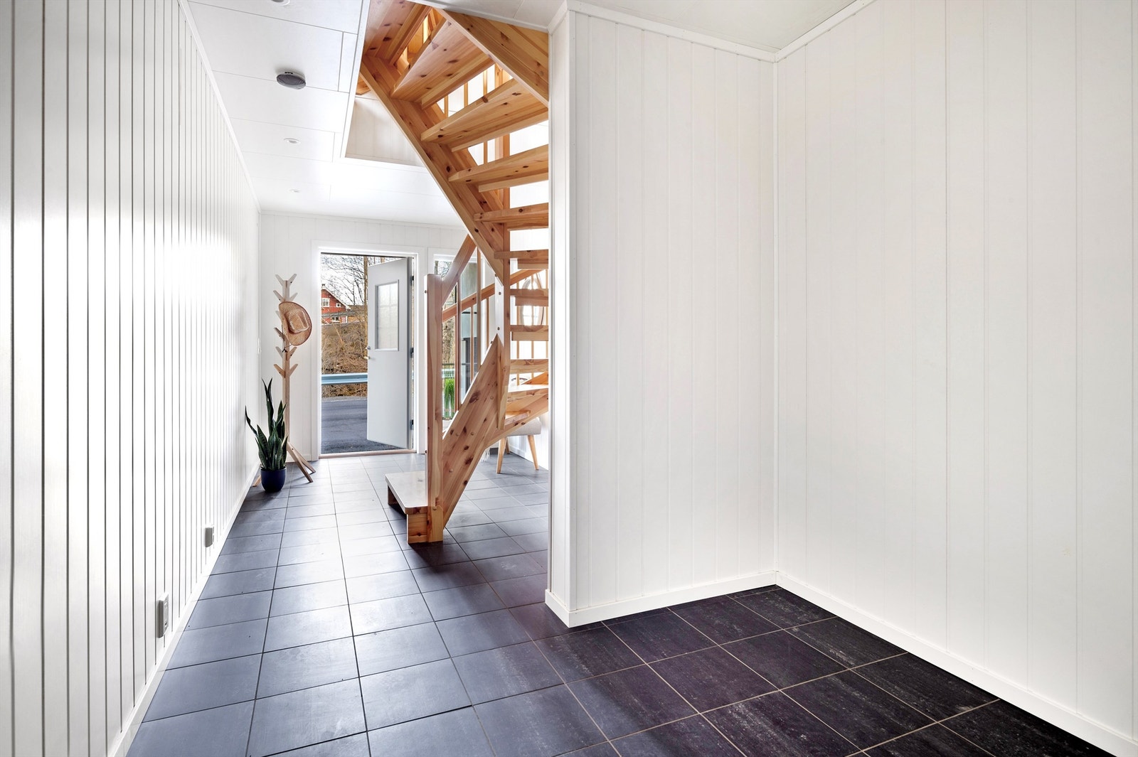 Illustrasjons bilde av en tilsvarende gang - Gangen i 6A har parkett på gulv og ikke fliser. Galleribilde