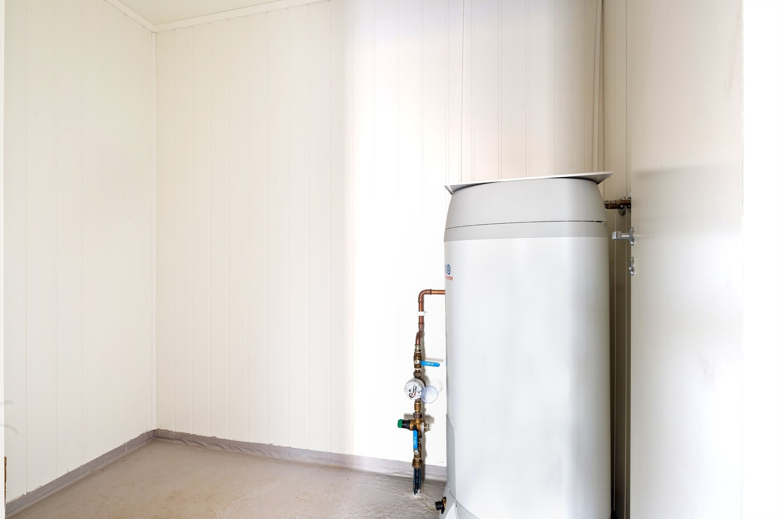 Bod/teknisk rom med varmtvannsbereder, sluk i betonggulv. Galleribilde