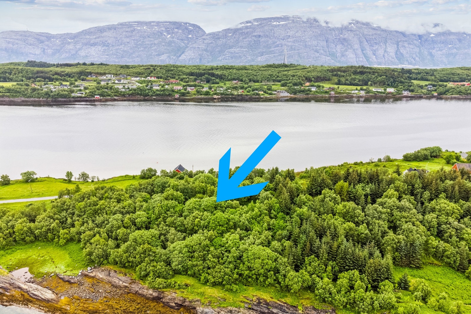Her får du lekker utsikt over fjorden til Leines og ikke minst den kjente fjellskjeden De Syv Søstre Galleribilde