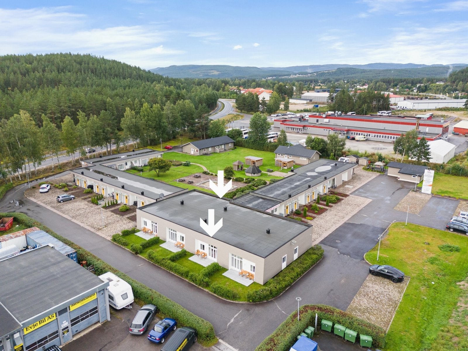 Dronefoto over eiendommen med pil på seksjon 36 og 40 Galleribilde
