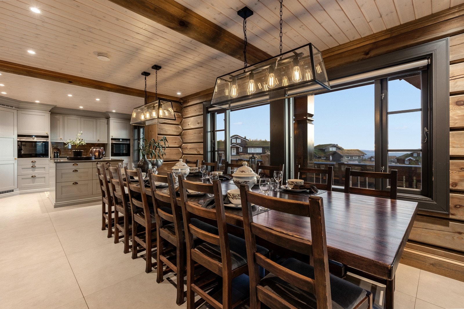 God plass til familie og venner rundt langbordet i tilknytning til kjøkkenet. Galleribilde