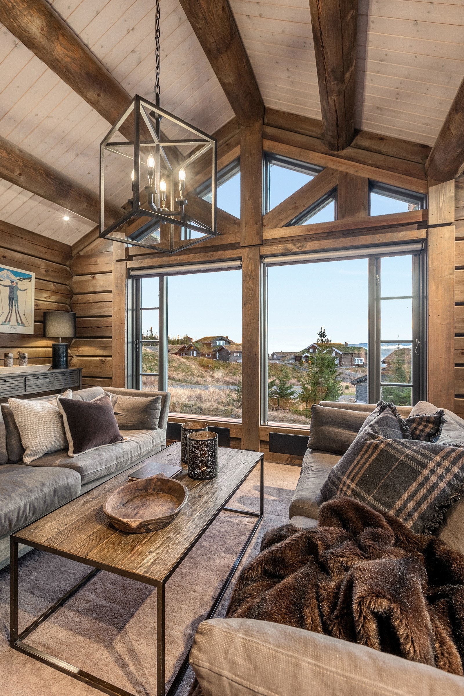 Dette er en meget smakfull og solid høystandardhytte oppført i en tradisjonell laftestil. Galleribilde