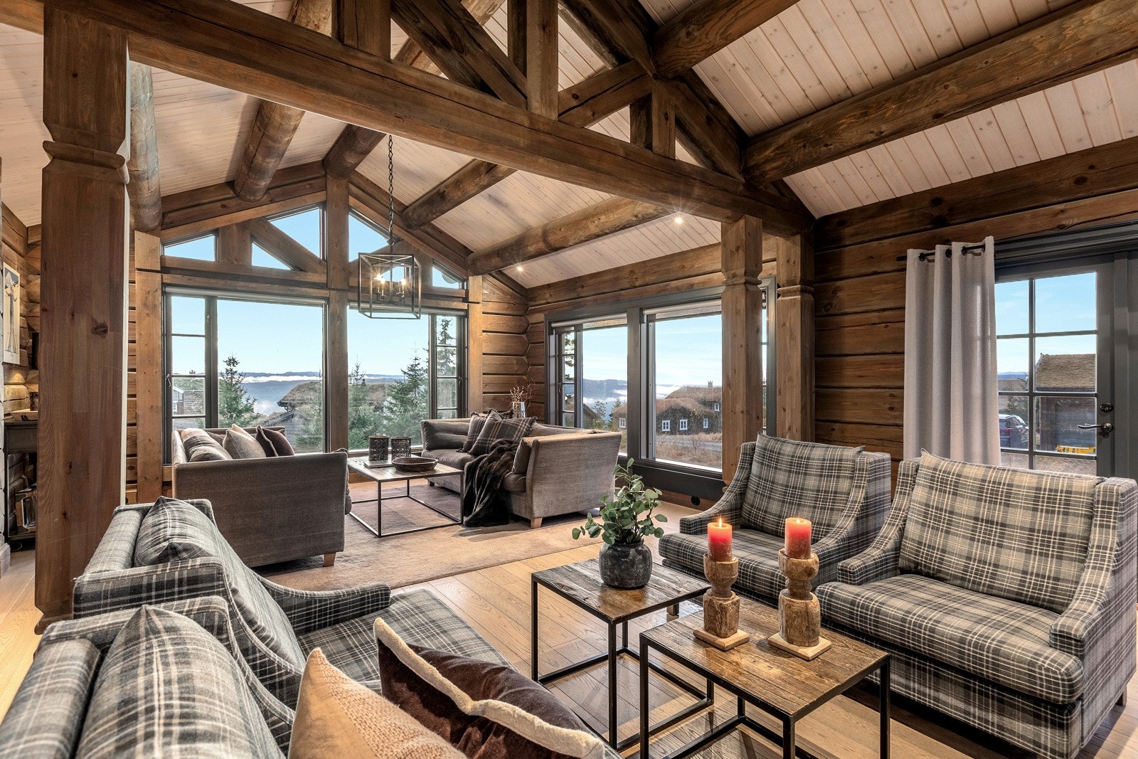 Stuen er av god størrelse så her er det god plass til både sofamøblement og tilhørende møbler. Galleribilde