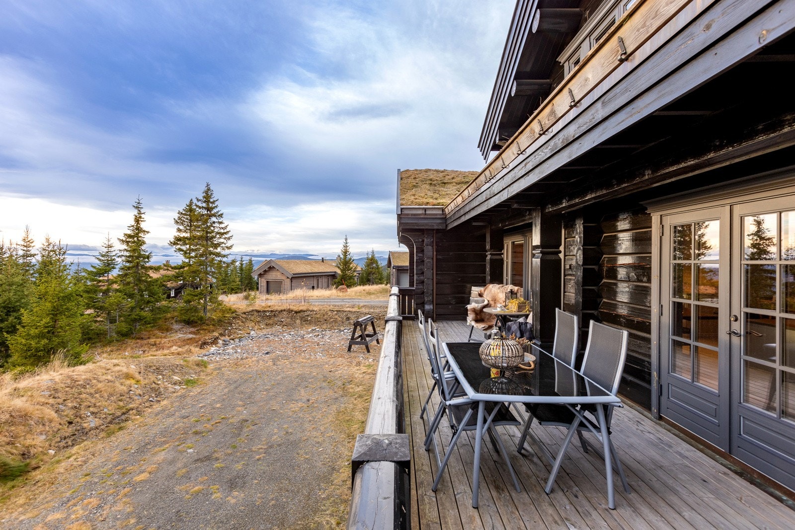 Usjenert terrasse med god plass til utemøblene. Galleribilde