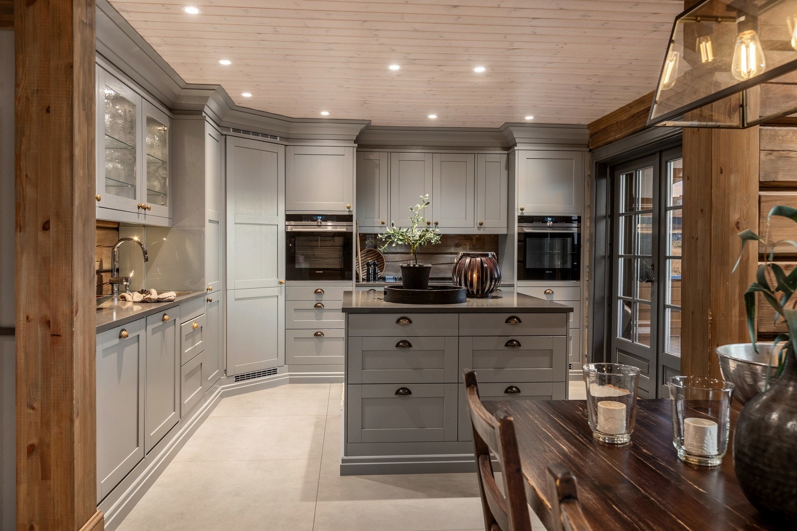 Kjøkkeninnredning levert av Sigdal med gråmalte profilerte trefronter. Galleribilde