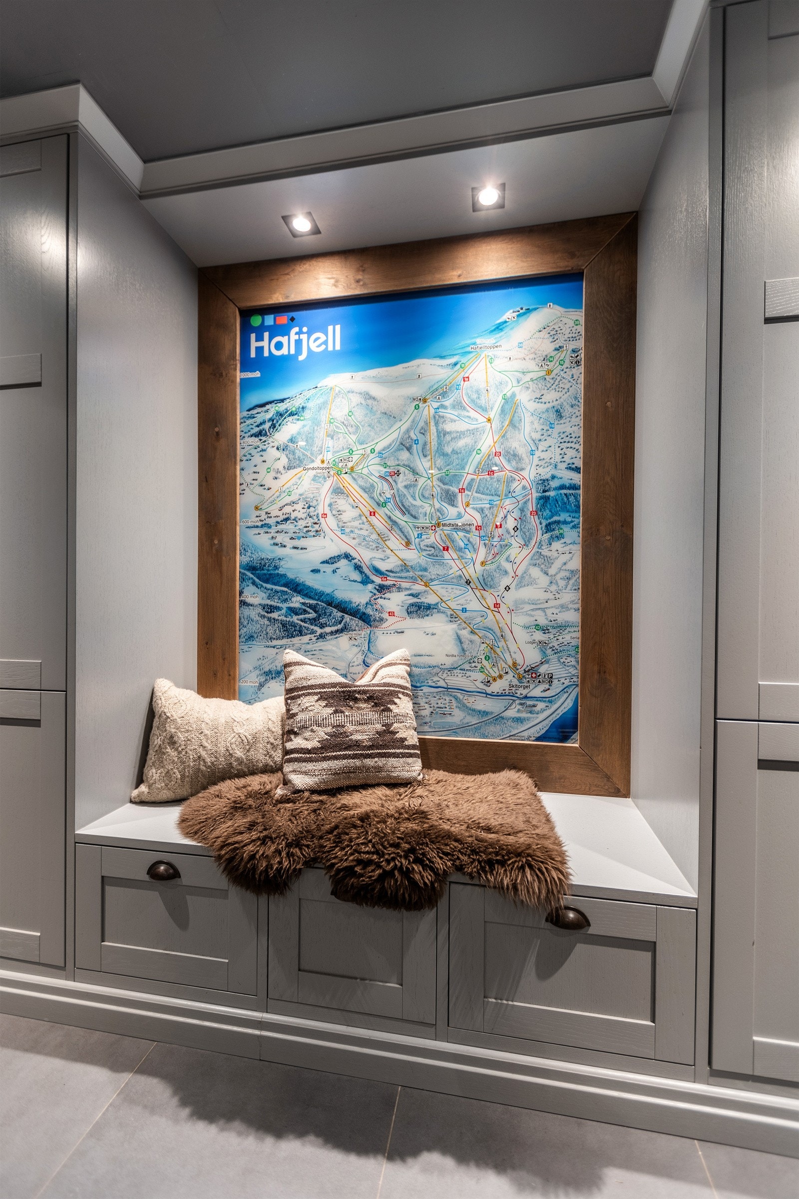 Snekkertilpasset garderobe med sittebenk. Galleribilde