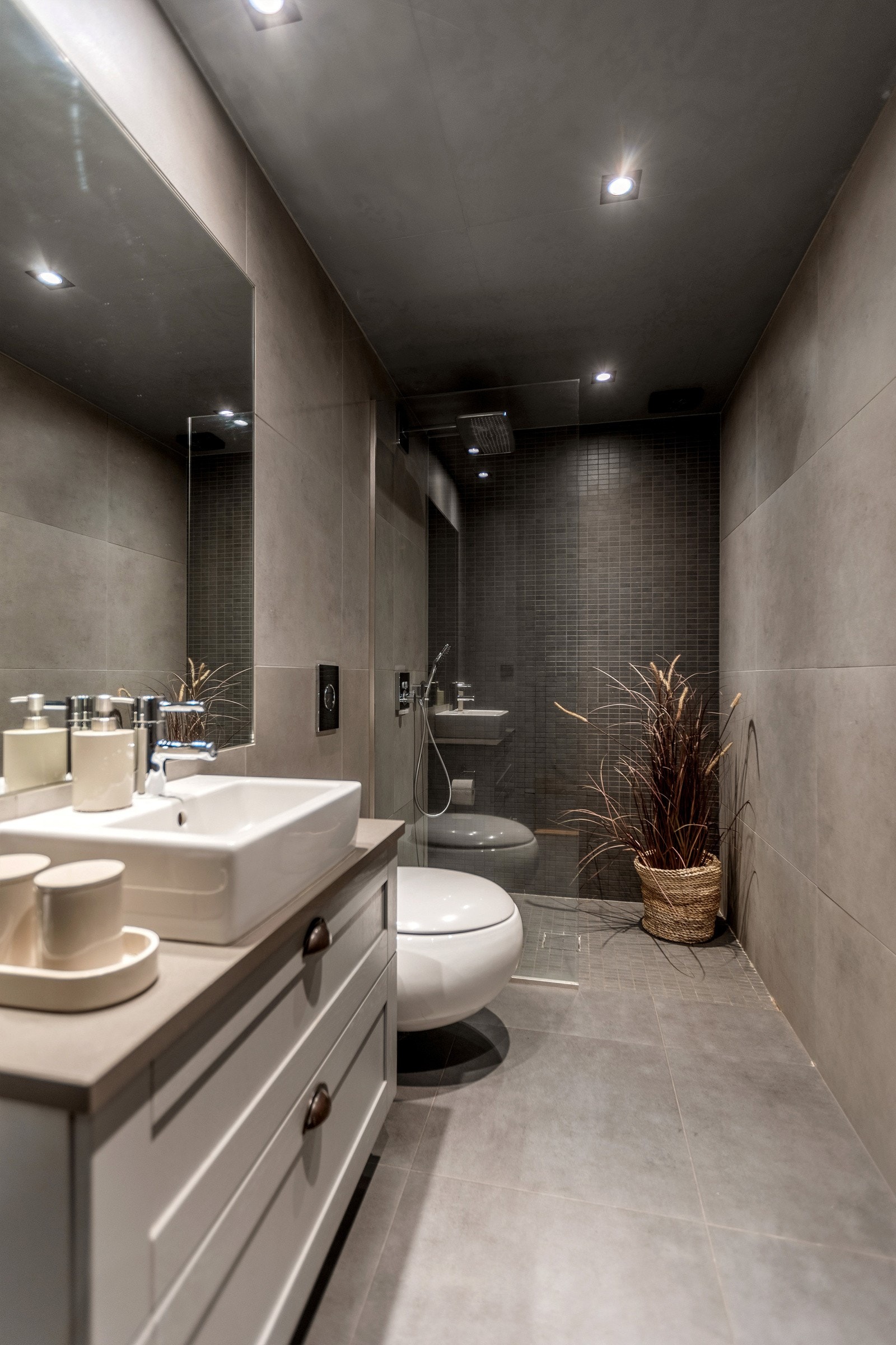 Bad i 1. etasje med dusjnisje og vegghengt toalett. Galleribilde