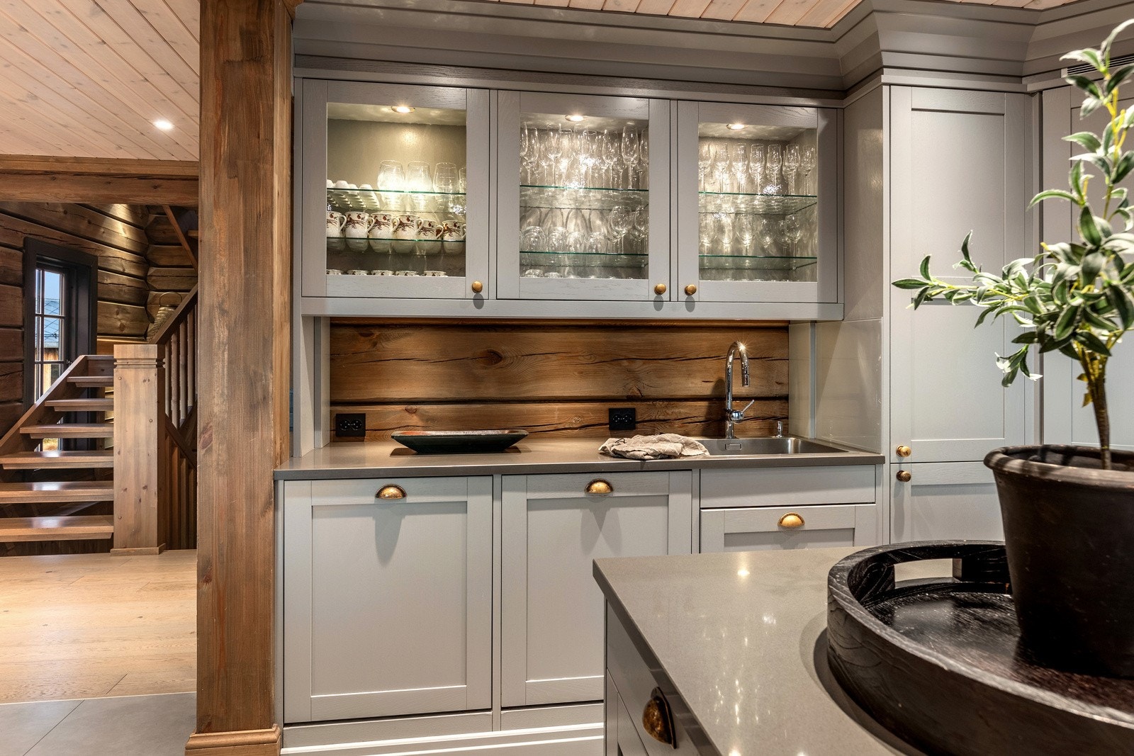 Det er godt med skapplass på kjøkken og spisestuen. Galleribilde