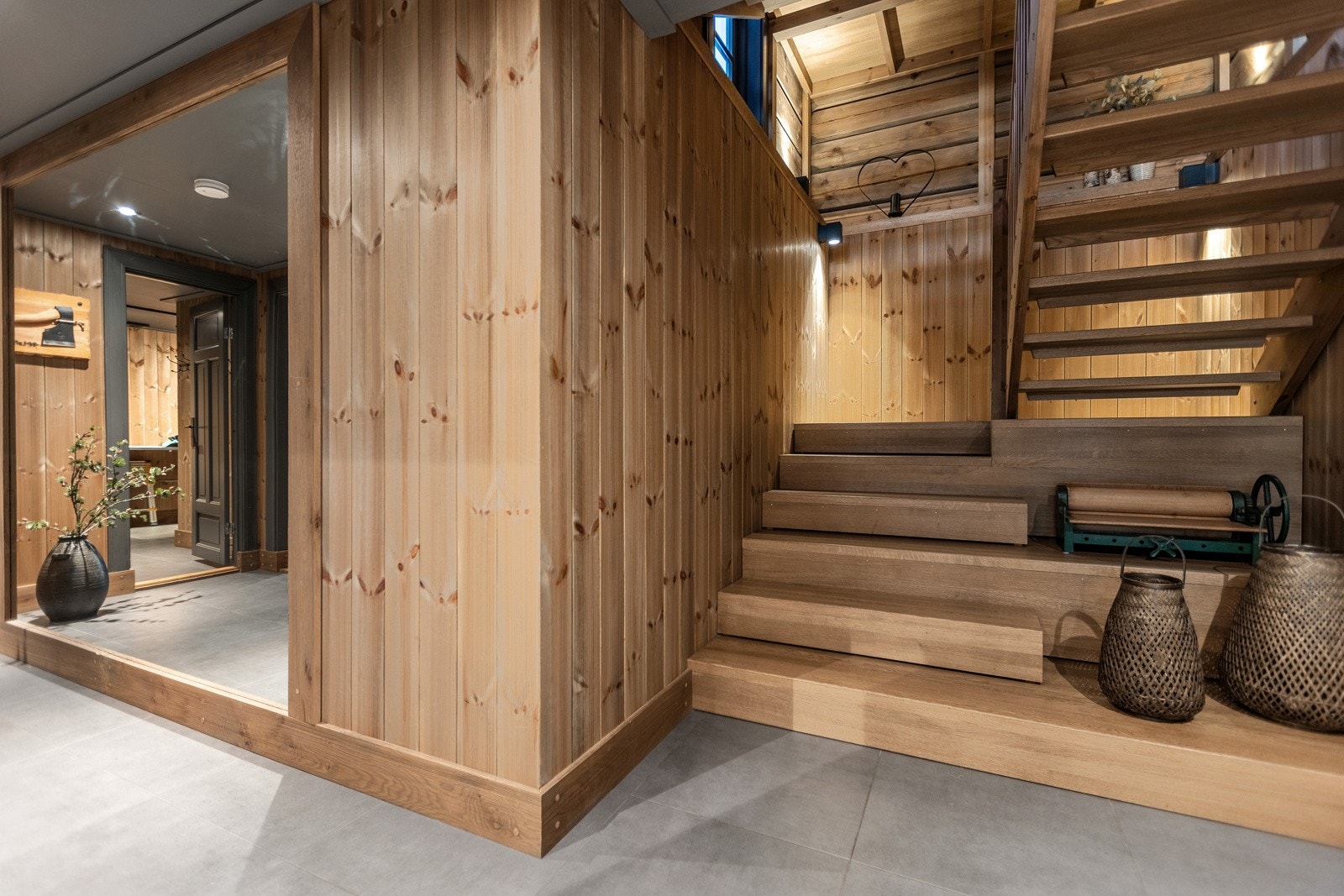 Flott trapp opp til 1. etasje, fra underetasjen. Galleribilde