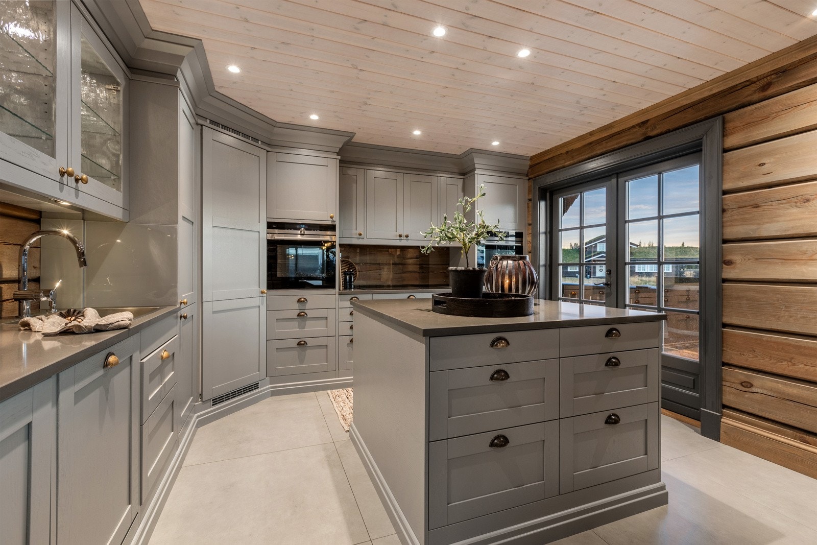 Kjøkken og spisestueavdelingen er romslig med plass til et stort spisebord og utgang via doble terrassedører til en terrasse fra kjøkkenet. Galleribilde