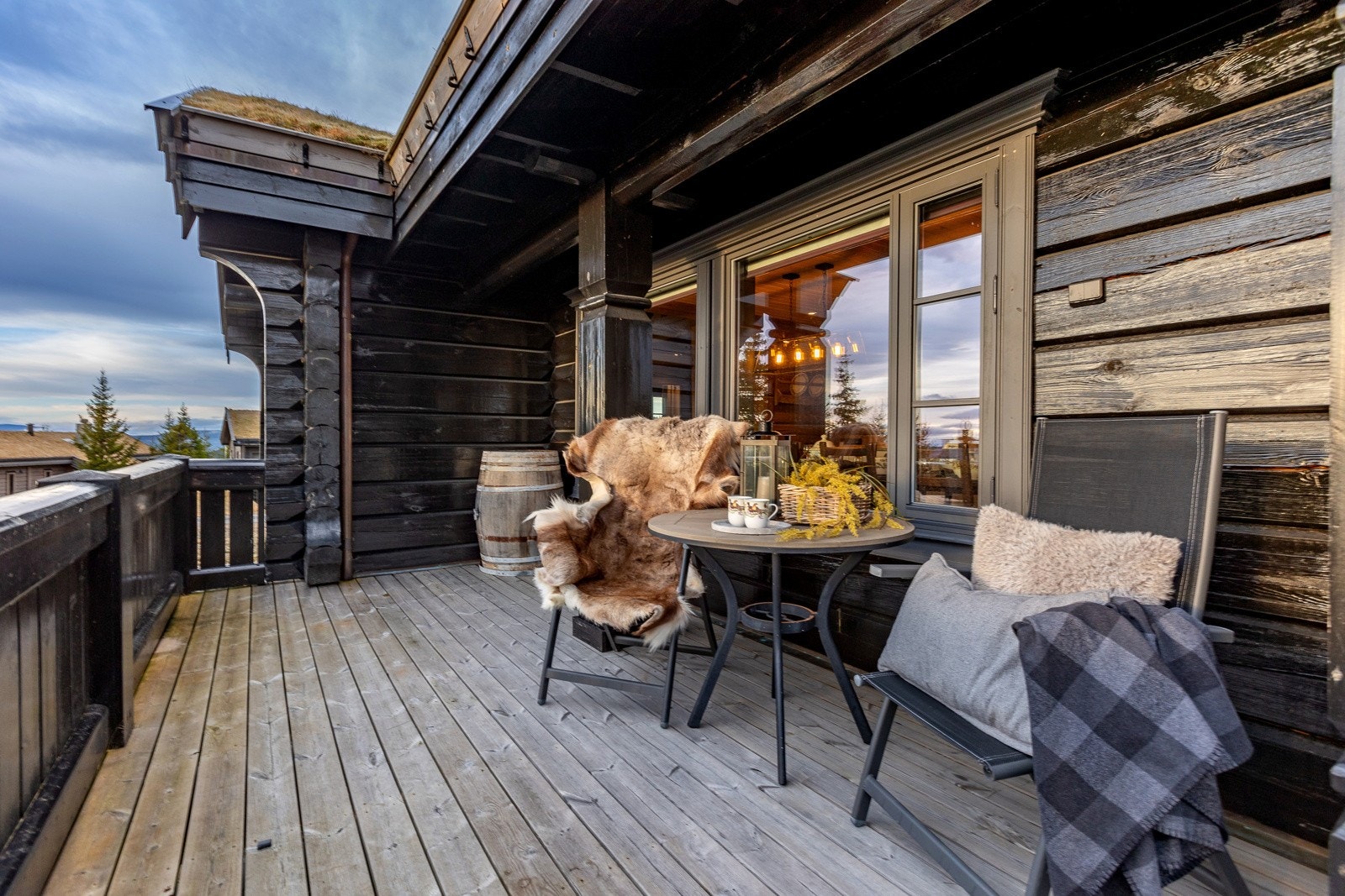 Svært gode sol- og utsiktsforhold fra terrassen. Galleribilde