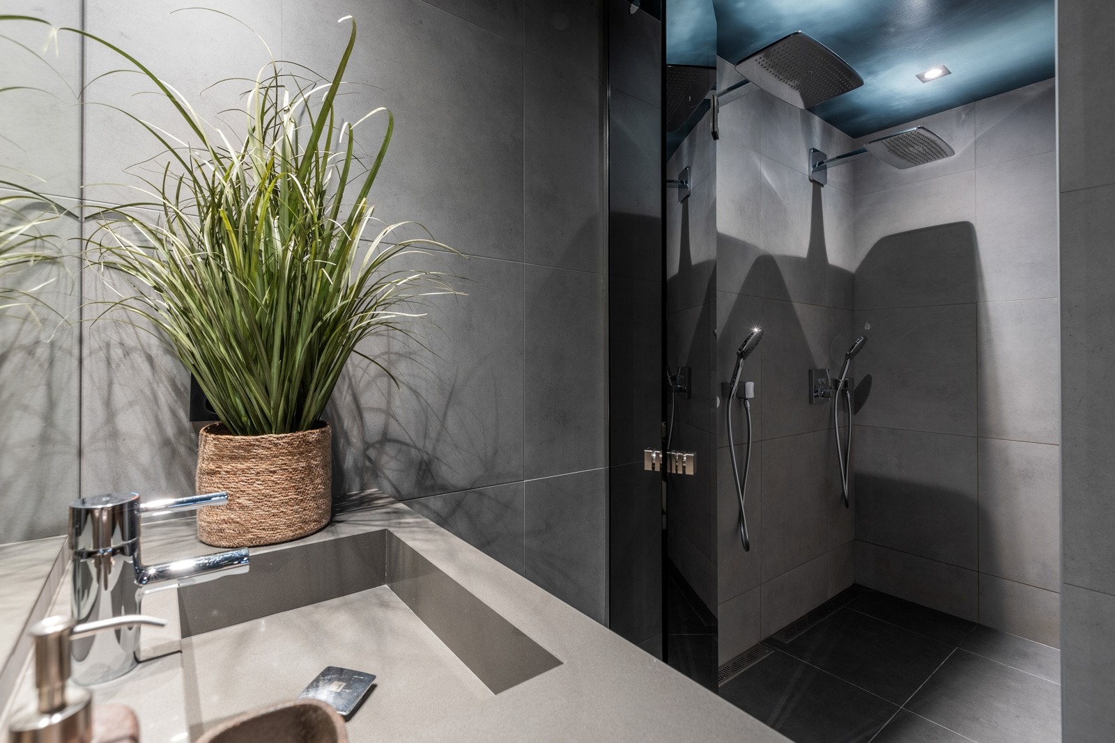 Delikat bad i spaavdelingen i underetasjen med dobbel dusj. Galleribilde