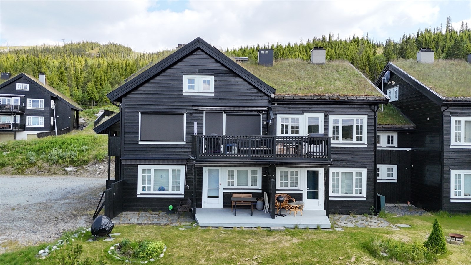 En innbydende og lettstelt leilighet, usjenert og sentralt beliggende ved Nesfjellet Alpinsenter. Galleribilde
