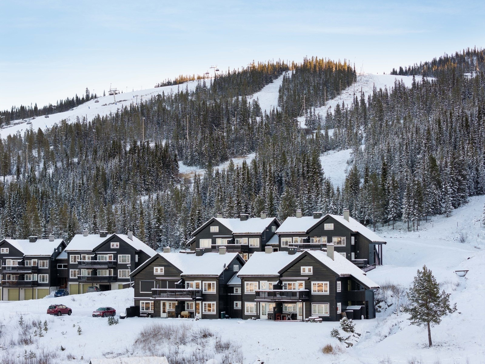 Eiendommen ligger sentralt og usjenert ved Nesbyen Alpinsenter med direkte adkomst fra leiligheten til både alpinbakke, akebakke, langrennsløyper, golfbane samt tur- og sykkelstier. Galleribilde