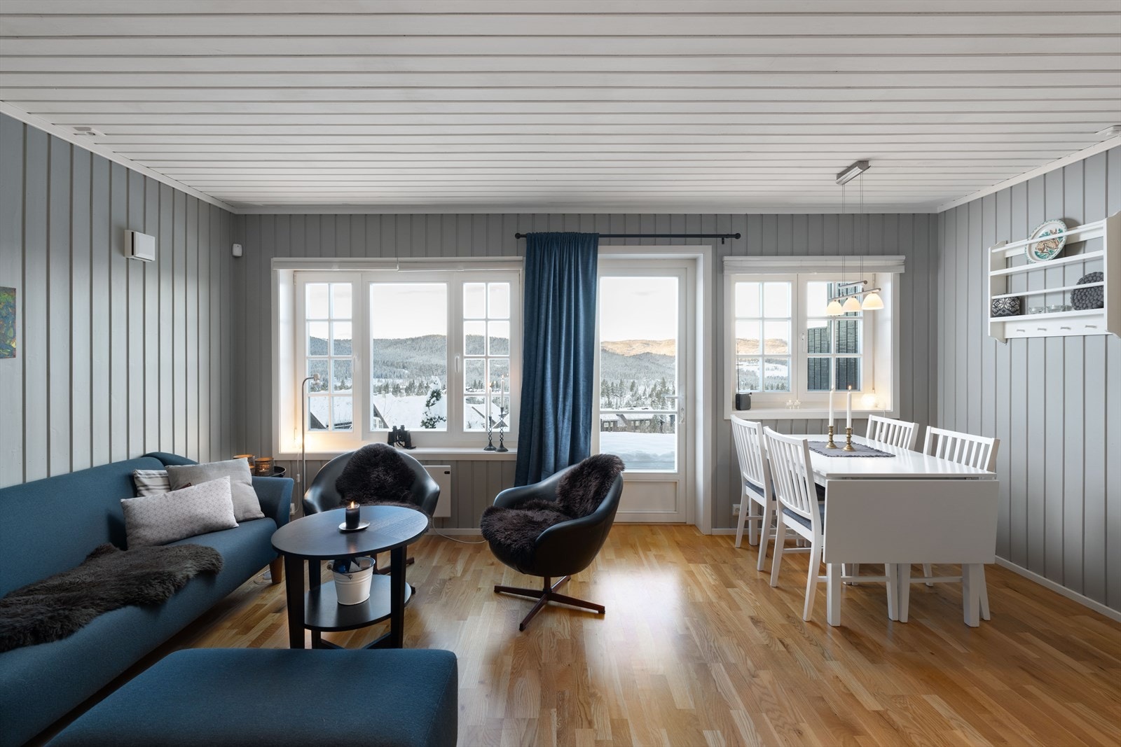 Åpen stue med store vindusflater, godt med lysinnslipp og fin utsikt. Galleribilde