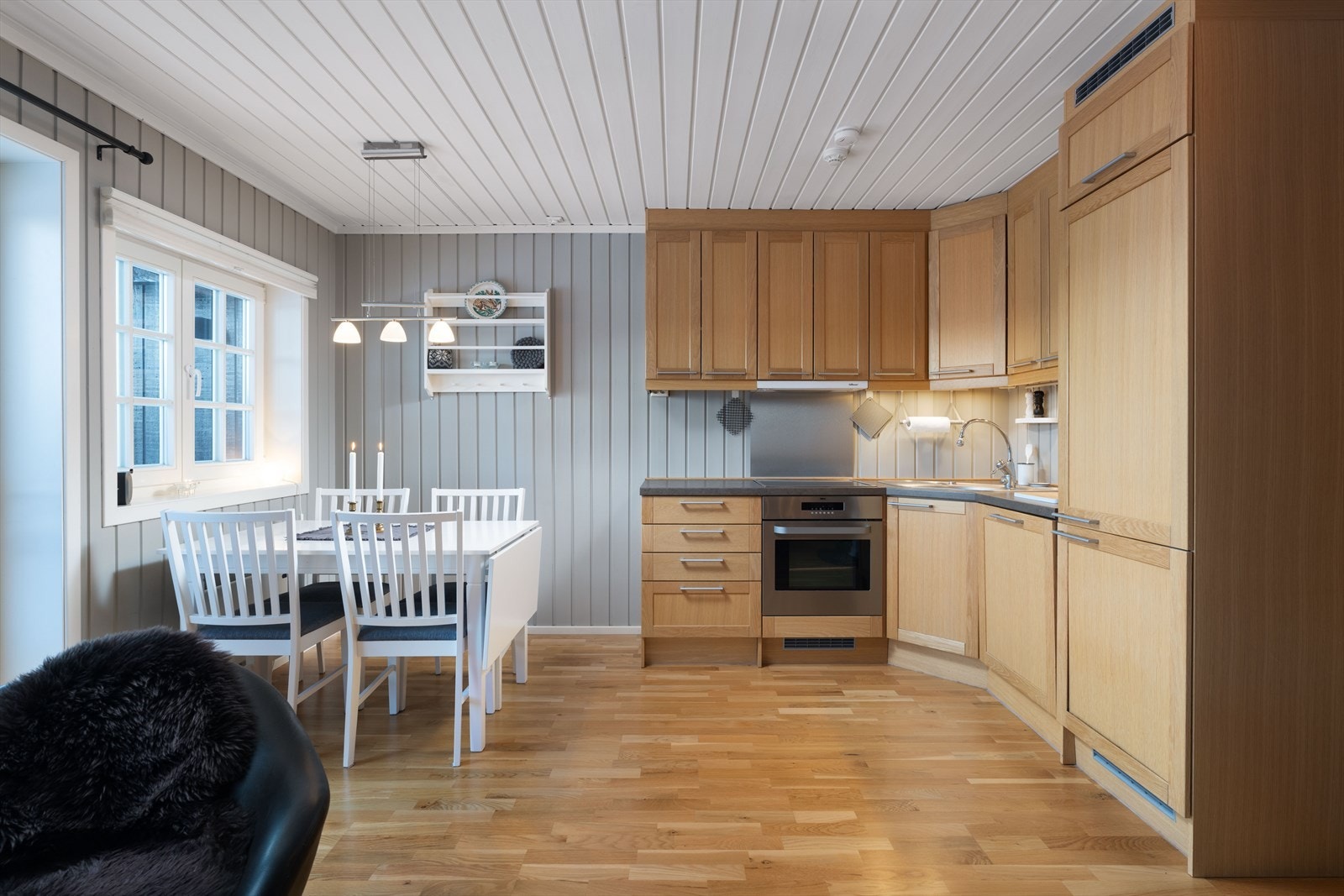 Kjøkkeninnredning med profilerte fronter og laminat benkeplate. God plass til spisegruppe Galleribilde