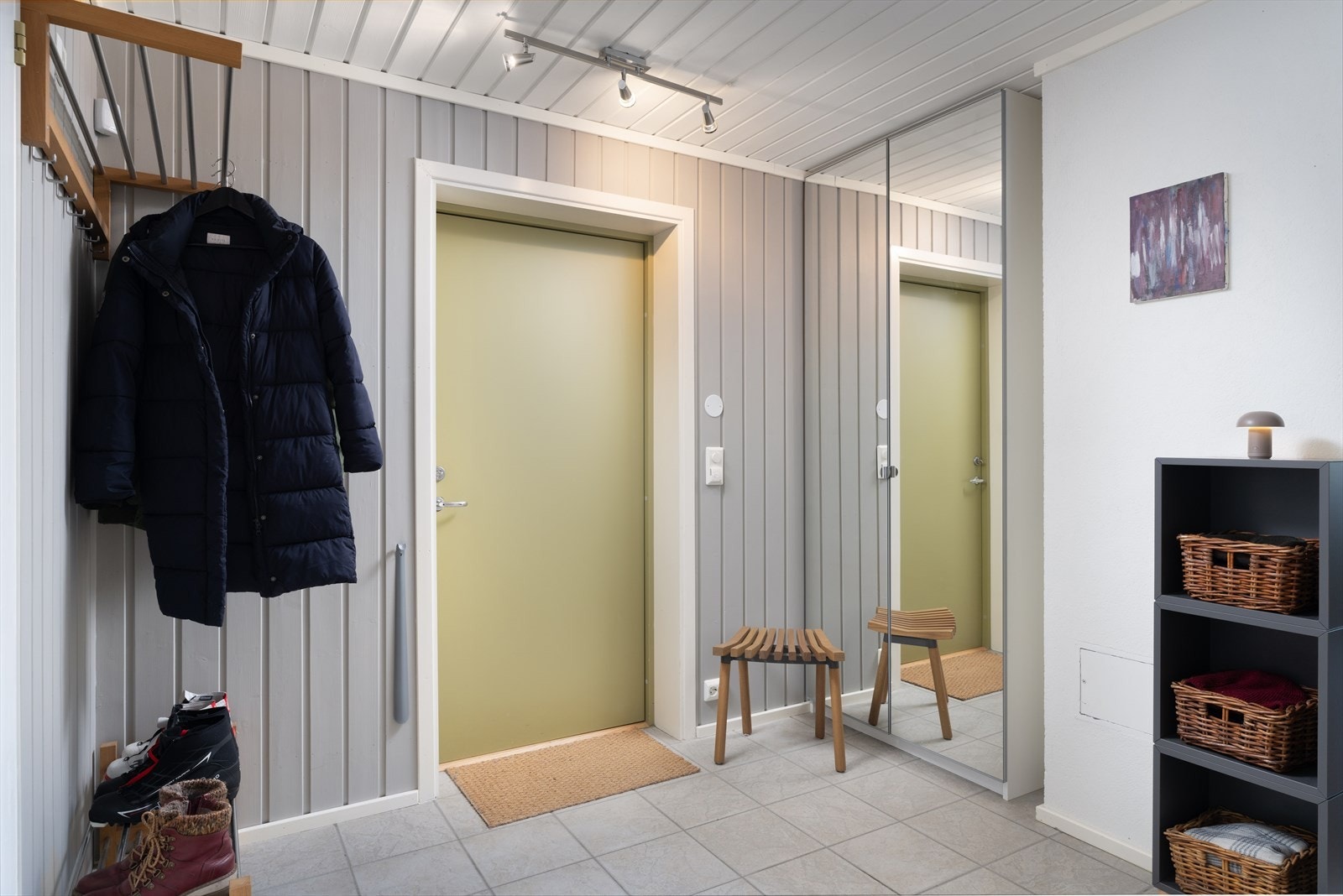 Velkommen inn! Yttergang med skapplass, og plass til oppbevaring av yttertøy for daglig bruk. Galleribilde