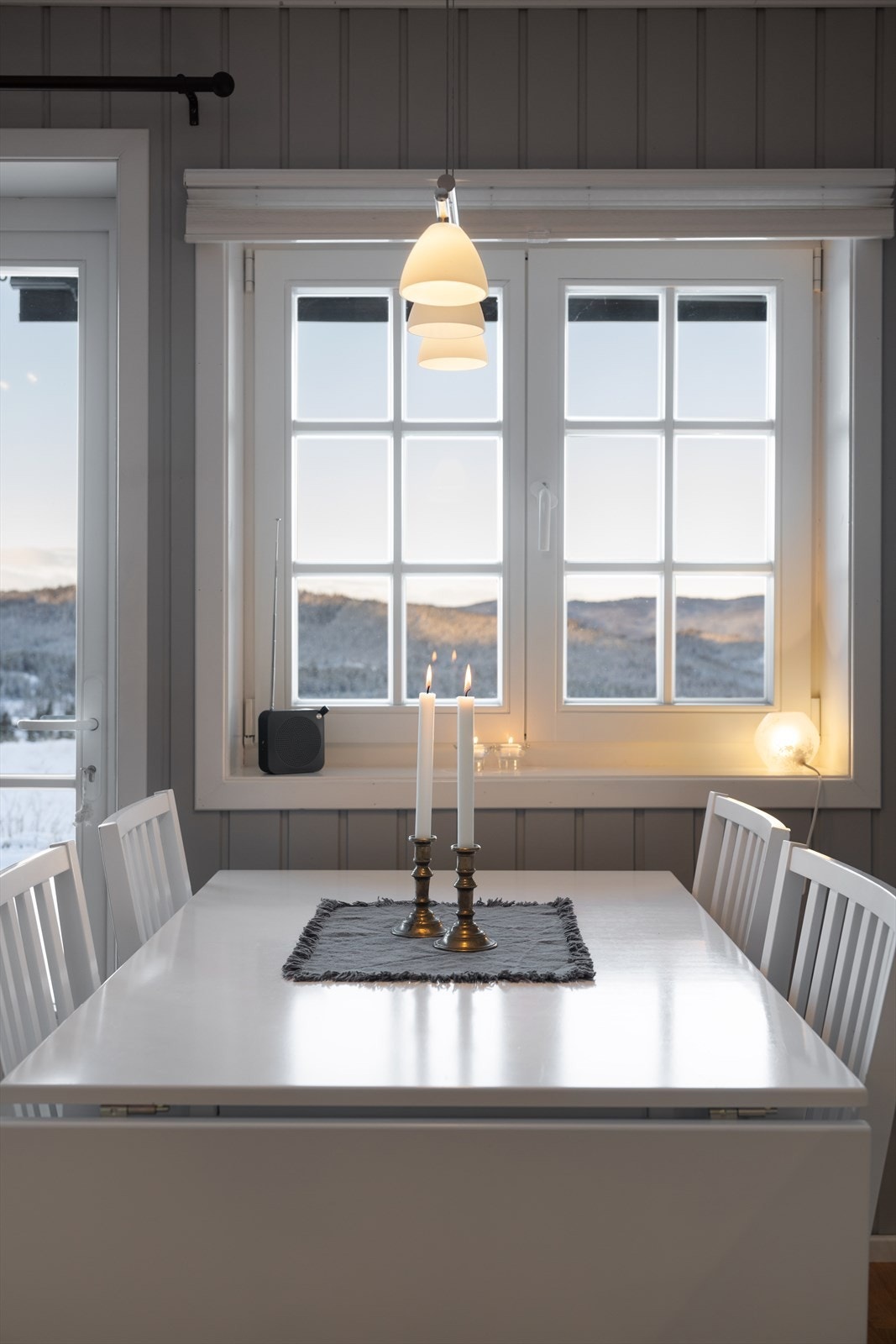 Her kan hyggelige måltider nytes med fin utsikt mot skogkledde fjell Galleribilde