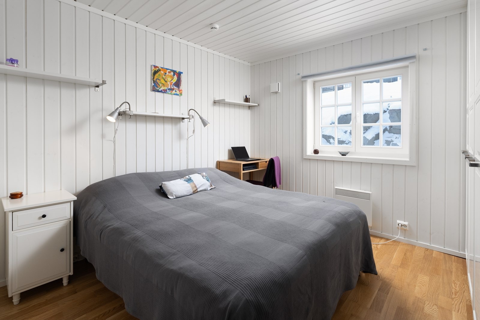 Soverom 1 med dobbeltseng og garderobeskap. Galleribilde