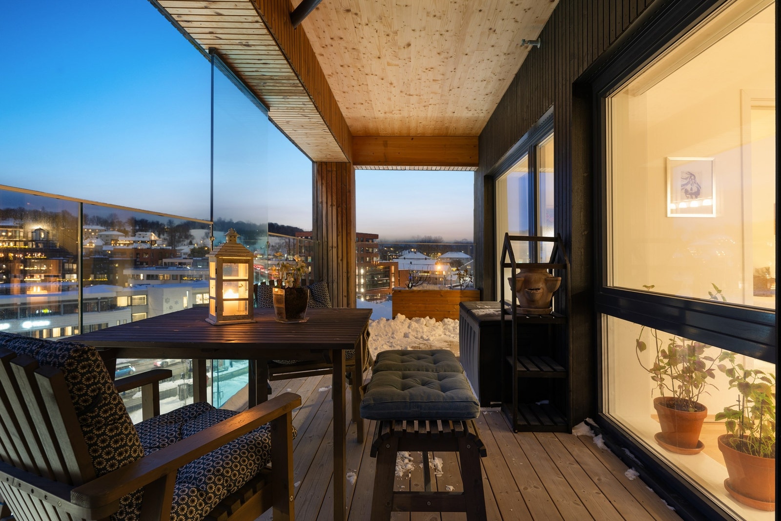 Her har man god plass til ønsket utemøblement og grill. Galleribilde