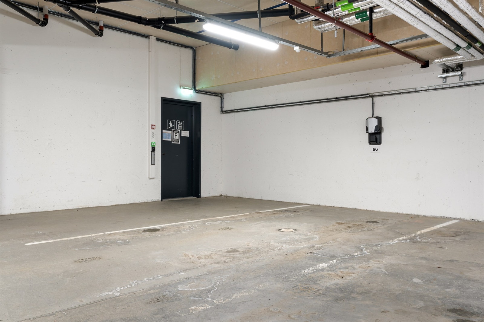 Med leiligheten medfølger en parkeringsplass med elbillader samt en bod på ca. 9 kvm i felles parkeringskjeller. Parkeringsplassen er nærmeste plass til heisen, og det er ingen som parkerer nærmest døren, det gir god plass. Galleribilde