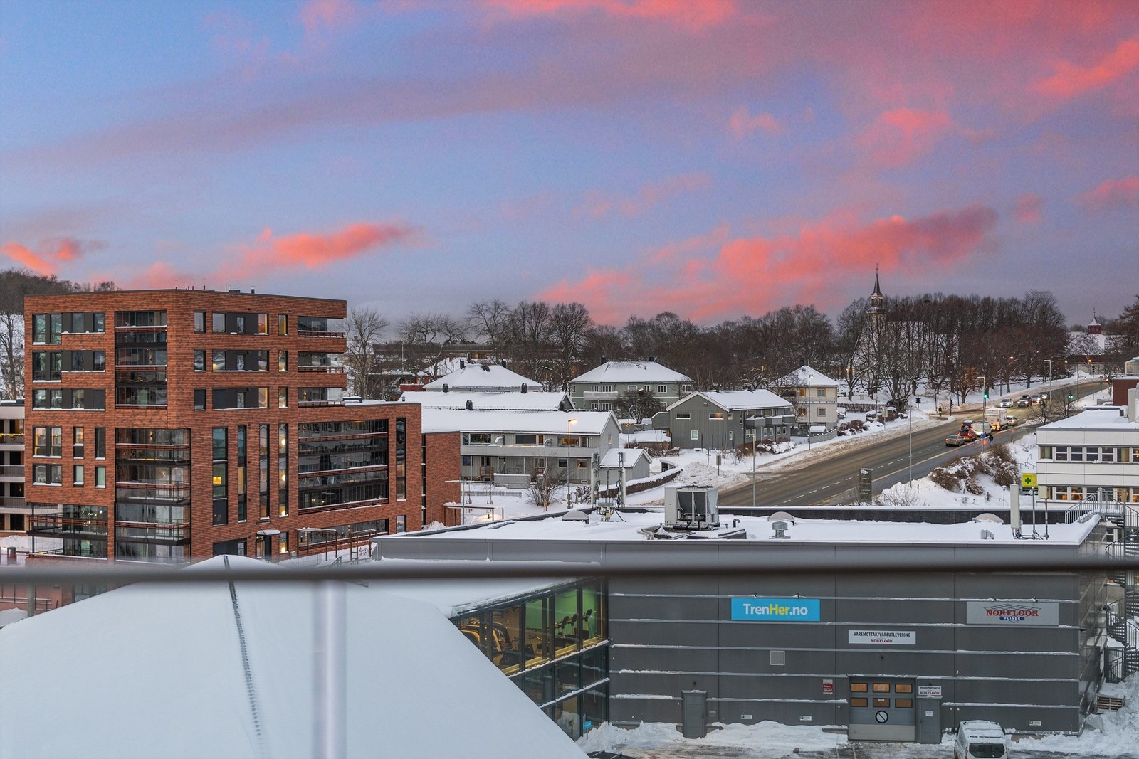 Fin utsikt mot Lade Kirke. Galleribilde