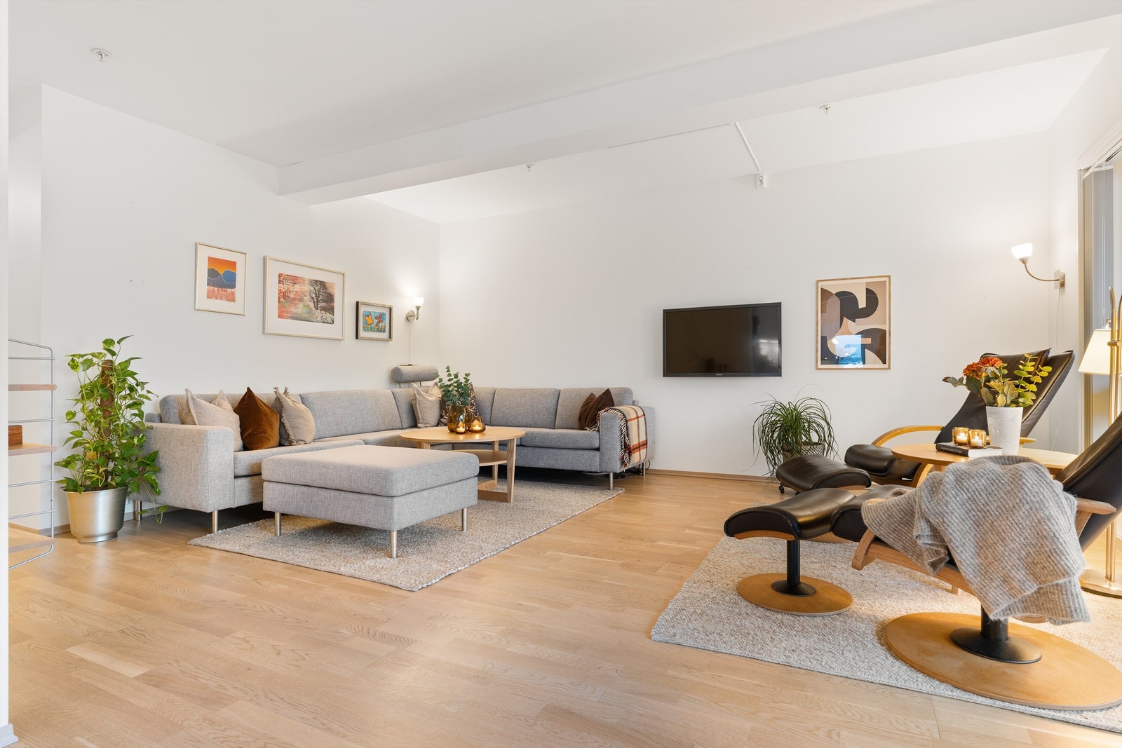 Den ekstra takhøyden skaper en luftig atmosfære og gir god romfølelse. Galleribilde