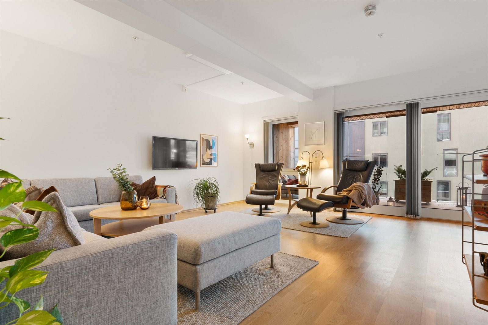 Boligen er gjennomgående lys og luftig med utstrakte vindusflater som sikrer rikelig med naturlig dagslys. Galleribilde