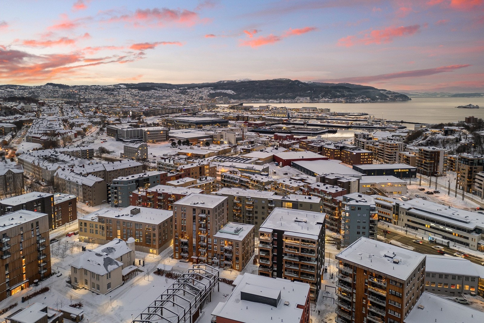 Leiligheten har nærhet både til sjøen langs Lade og Ranheimsfjæra samt skogsturer i Strindamarka. Ladestien er antageligvis den mest populære turstien på denne siden av byen, og går langs Trondheimsfjorden fra Grilstadfjæra til Ladehammeren. Galleribilde