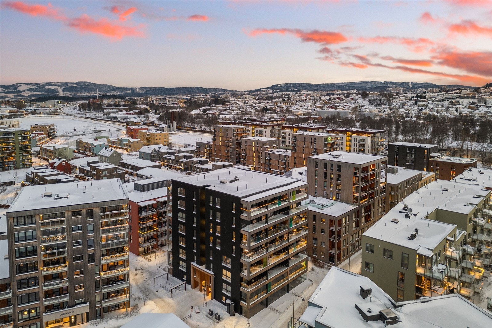 Videre finner du Sirkus Shopping med ca. hundre butikker, helse- og servicefasiliteter, samt rikelig med innendørs parkering. City Lade og Lade Arena byr også på et svært godt utvalg av butikker, spisesteder og servicetilbud. Galleribilde