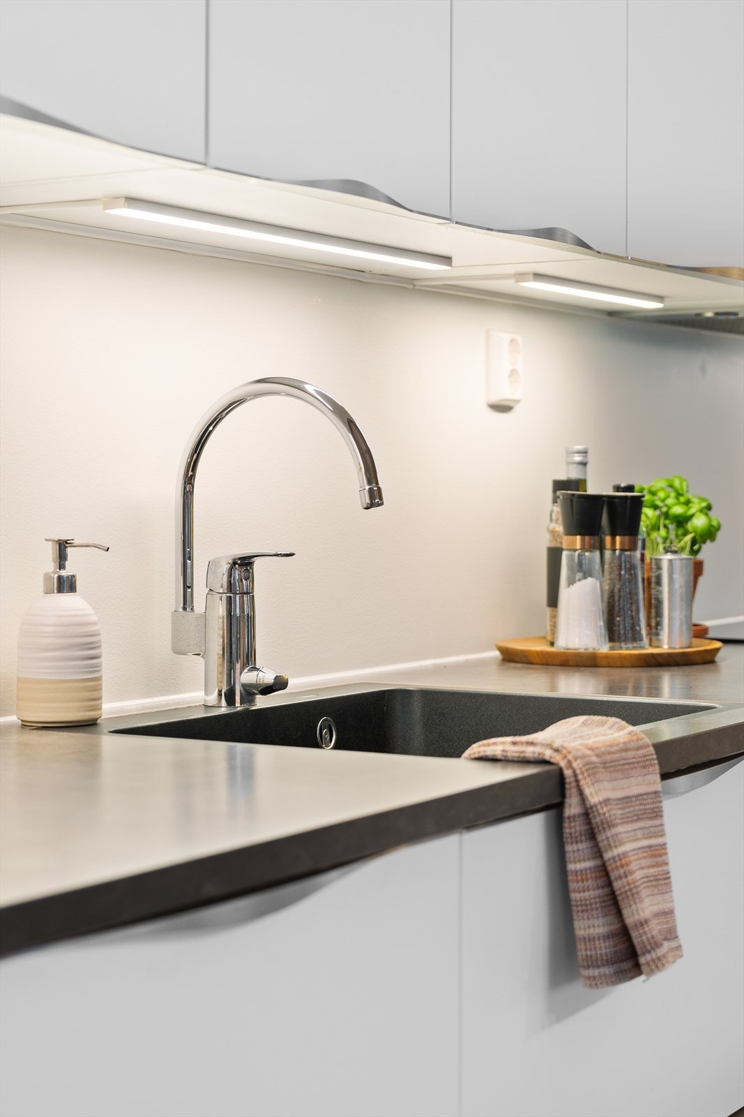 Kjøkkenet har rikelig med skap- og benkeplass å boltre seg på! Galleribilde