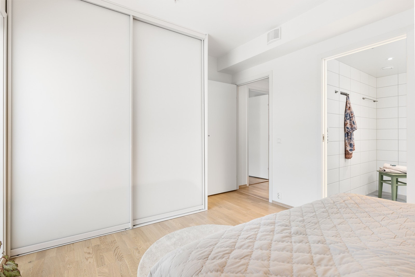 Praktisk plassbygd skyvedørsgarderobe med gode lagringsmuligheter. Galleribilde