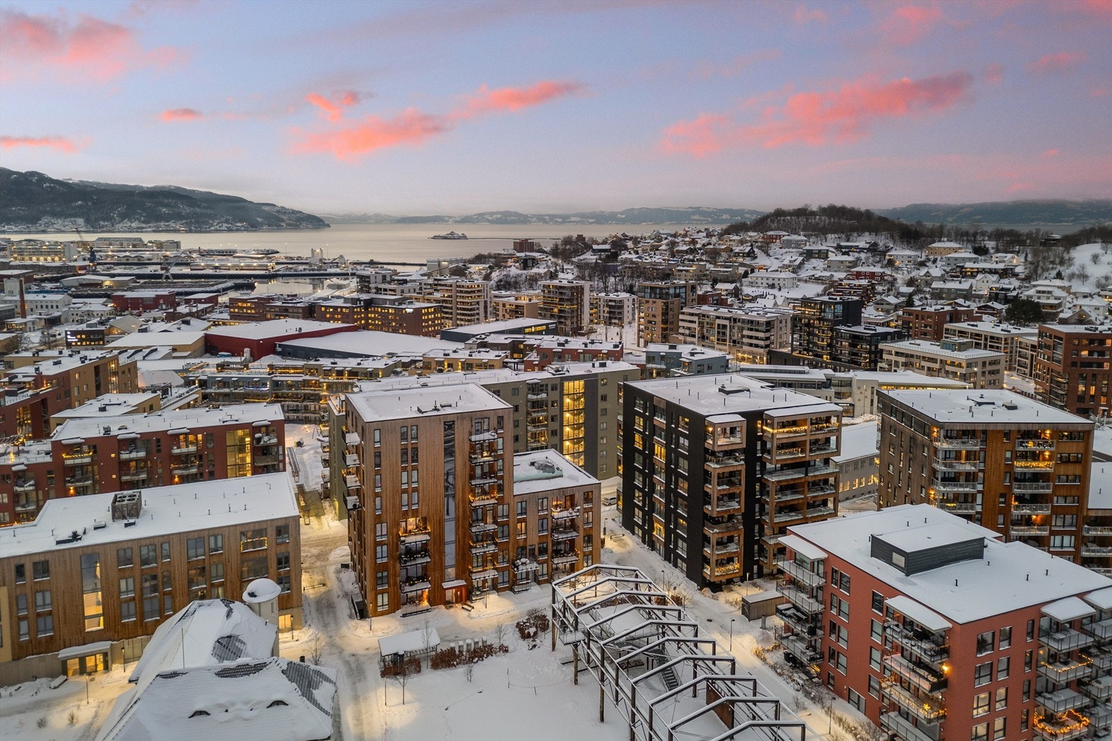 Trondheim sentrum ligger en kort kjøretur eller sykkeltur unna. Området har også et godt kollektivtilbud via buss og tog. Galleribilde