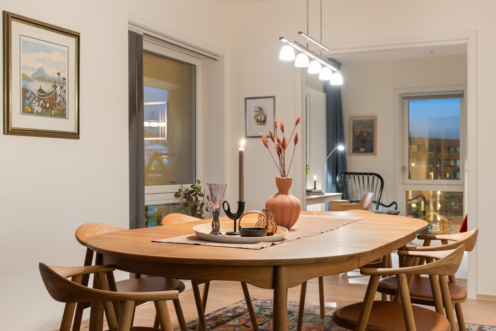 Her har man god plass til å samle familie og venner til hyggelige sammenkomster. Galleribilde